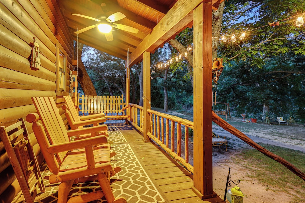 Private Pool: Fun Riverfront Retreat in Hamilton!