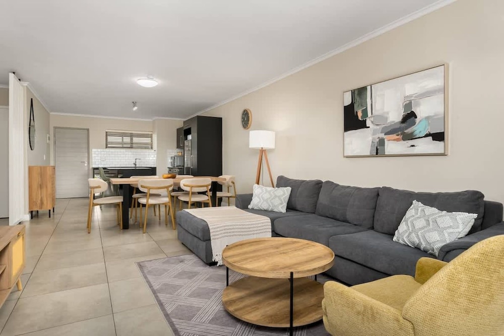 Modern 2 Bed Century City Apartment Pool Braai