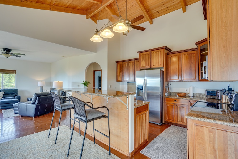 Hawaiian Retreat w/ Ocean Views in Captain Cook!