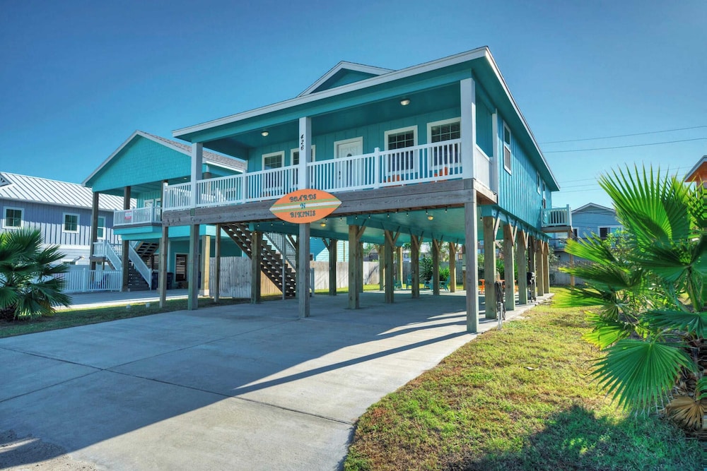 Sleeps 21, 2 Homes 2 Private Pools, Fire Pit, Swing Bar Walk to the Beach
