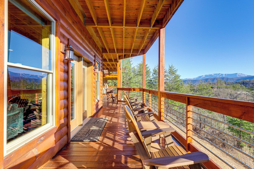 Majestic Mountain Views: Sevierville Escape!