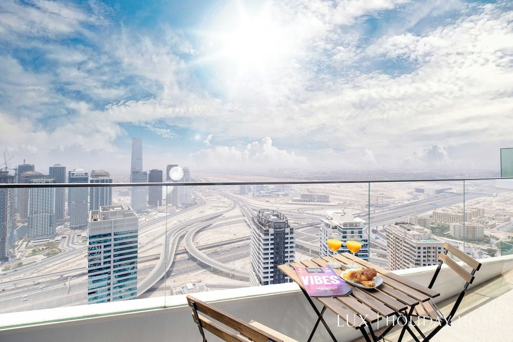 LUX  The Dubai Marina Skyline Suite