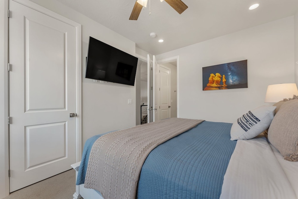 Canyon Country Oasis 6 Bedroom Townhouse