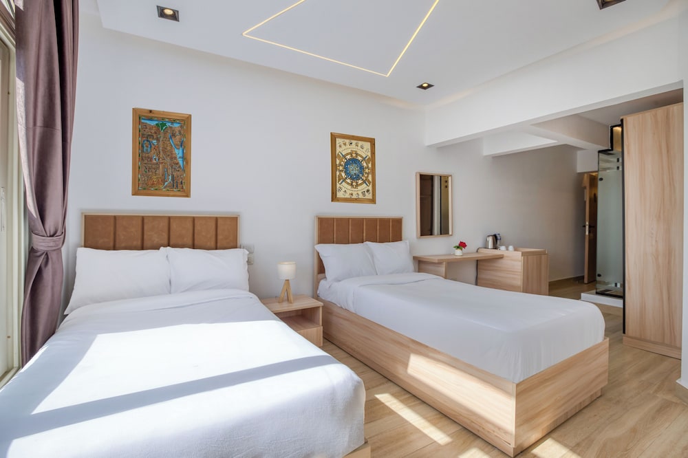Diamond pyramids hotel