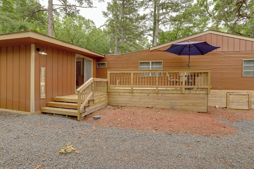 Greers Ferry Lake Escape: Cabin w/ Pool Access