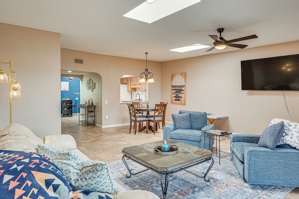 Quiet Townhome w/ Mountain Views in Green Valley