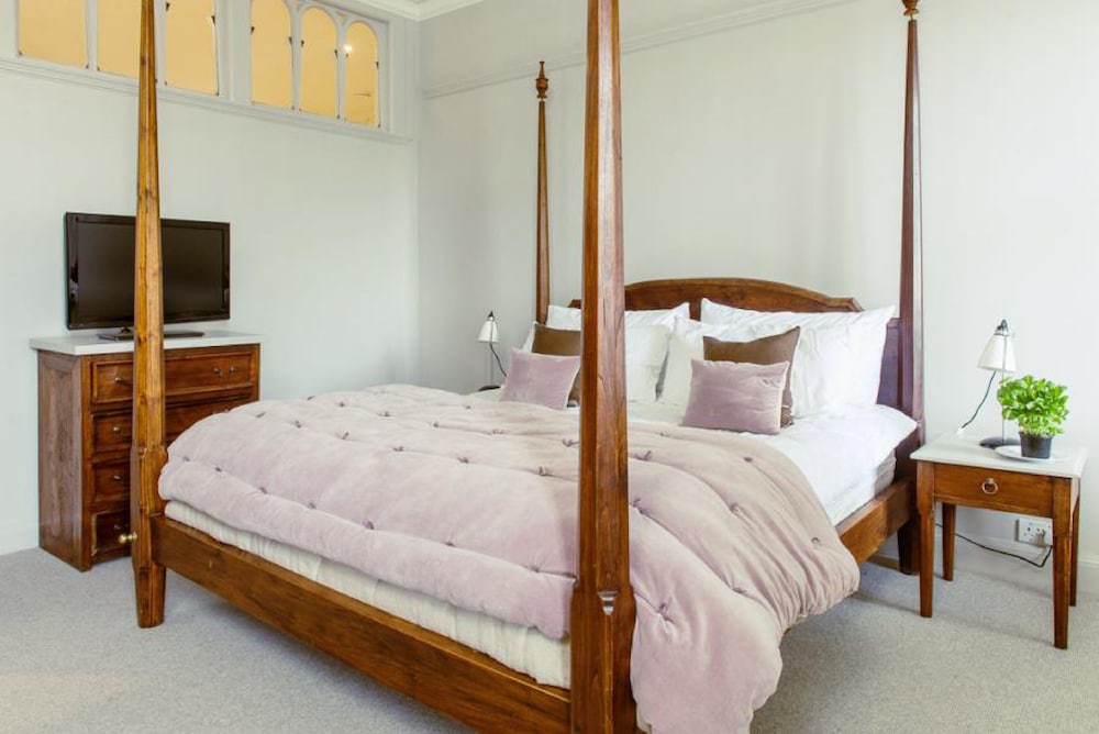 Grand Edinburgh Castlehill Apartment view 2