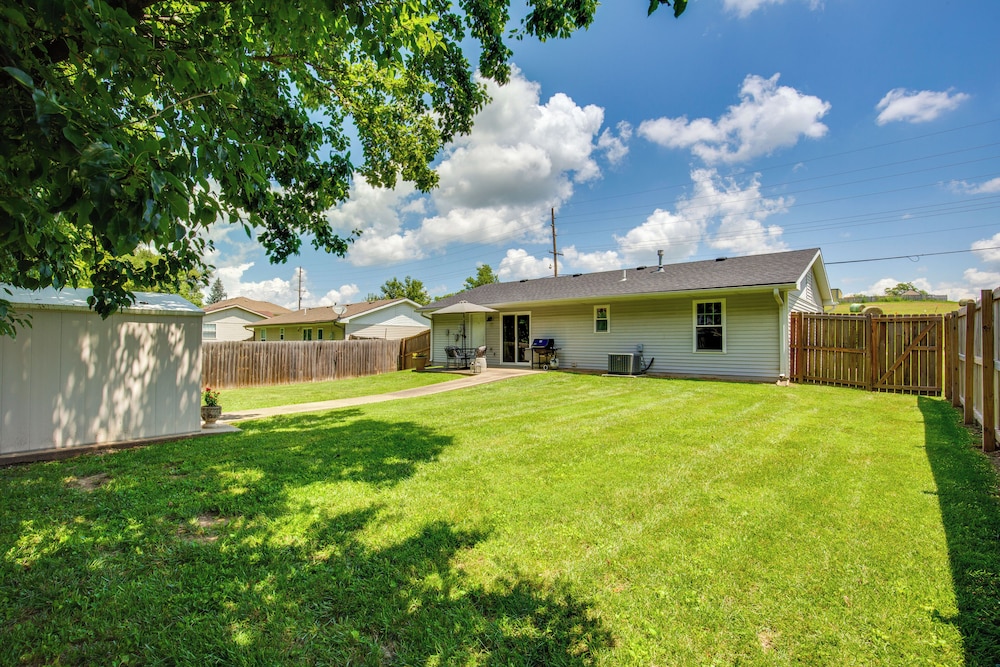 ~ 1 Mi to Shopping & Dining: Quiet St Joseph Home