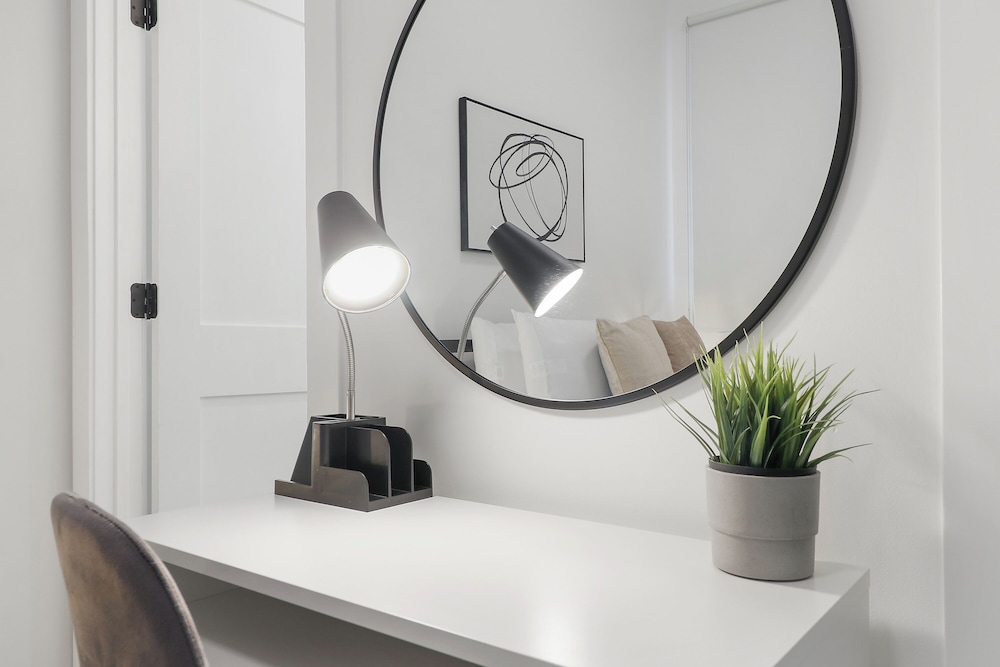Stylish 4BR Stay - State rep