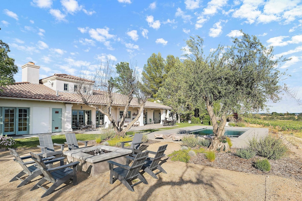 Wellsona Vineyard Retreat + Pool, Hot Tub, Views Main Home + Guest Home