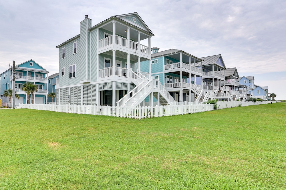 Walk to Ocean: Beach House w/ 2 Decks in Galveston