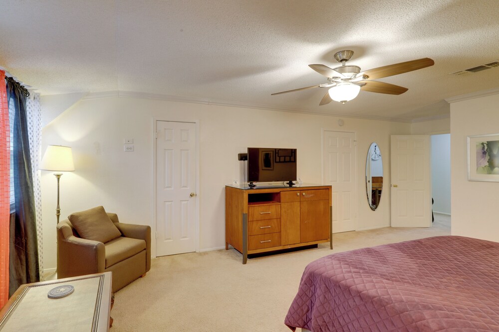 Houston Townhome 4 Mi to Airport: Central Location