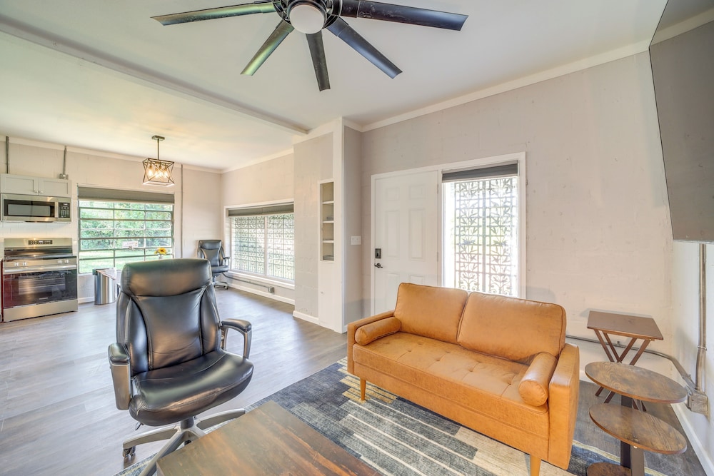 7 Mi to Dtwn Tulsa: Dog-friendly Home w/ Yard