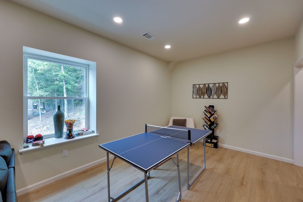 Duplex w/ Furnished Patio Near Lake Ouachita!