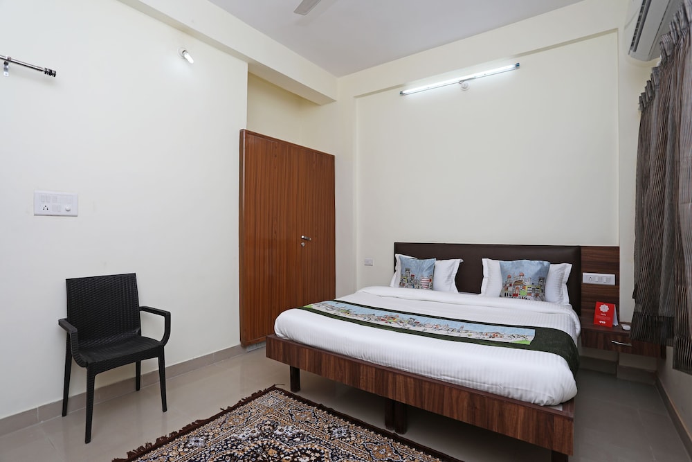 OYO 9878 Home Cozy 3BHK Geetanjali Hospital