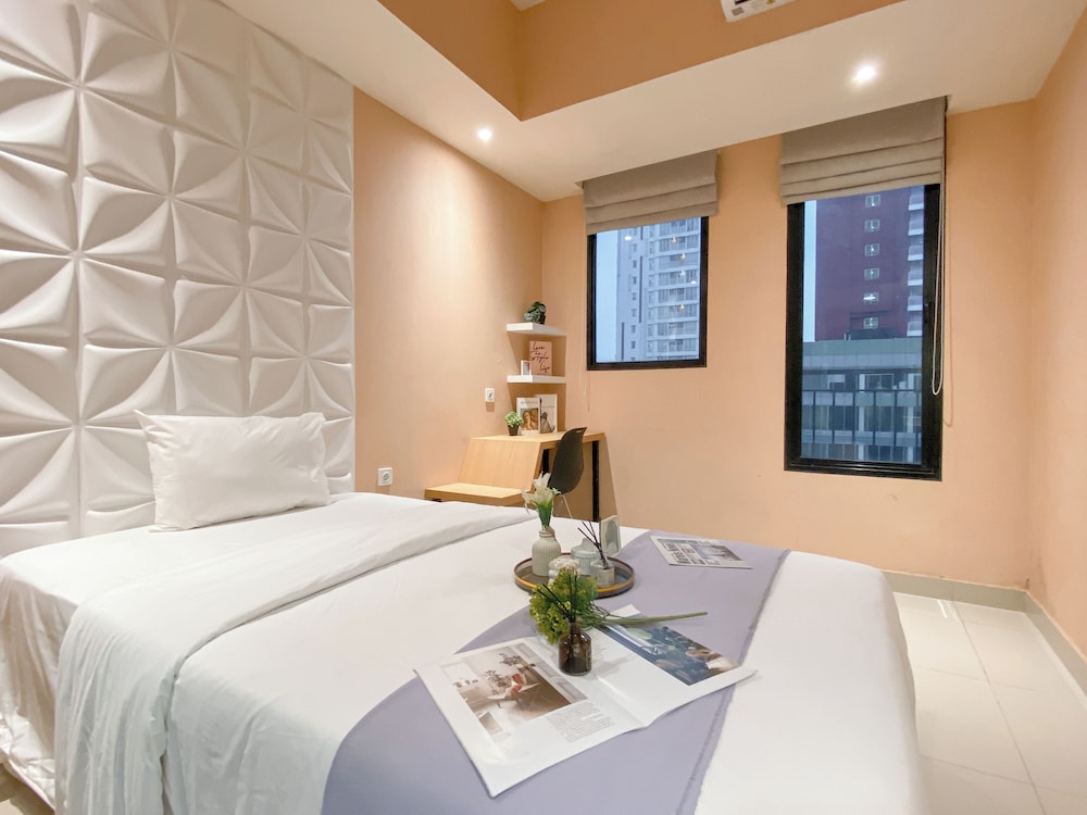 Peach Tone Studio At Evenciio Margonda Apartment