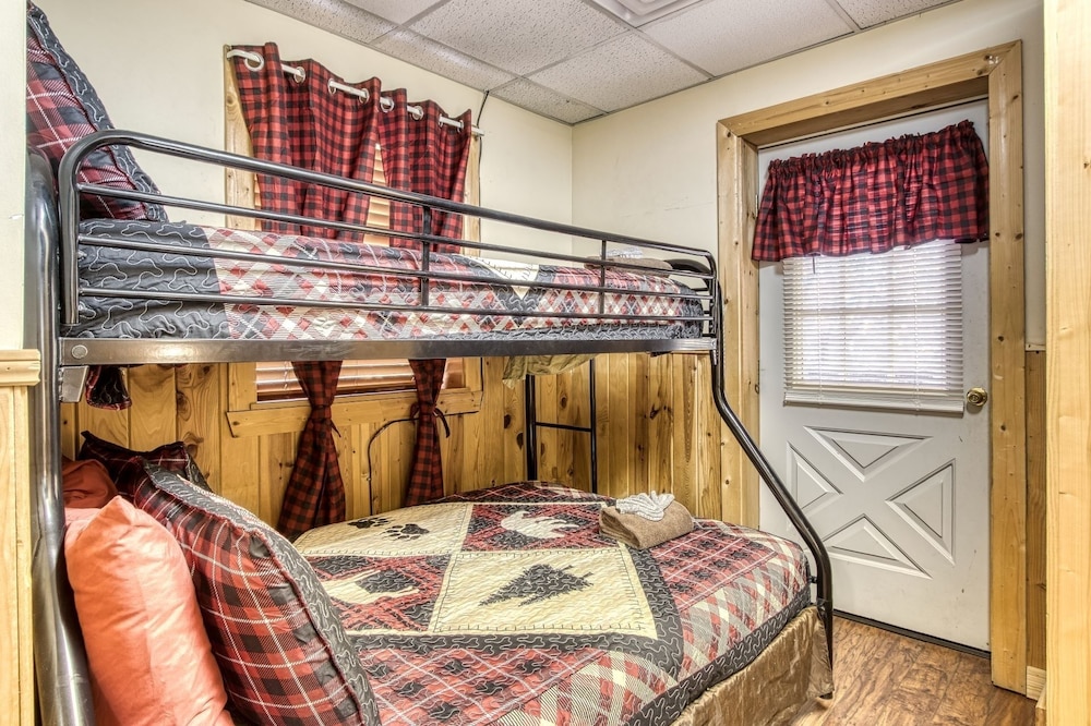Er20 - Eagles Roost Great Location! - Close To Town! 4 Bedroom Cabin by RedAwning view 5