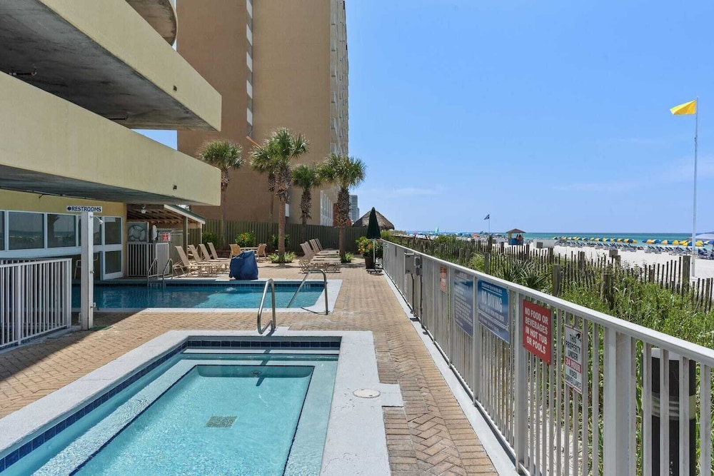 Emerald Isle Resort 1409 Beachfront Access + Chairs Incl Pool, Ocean Views