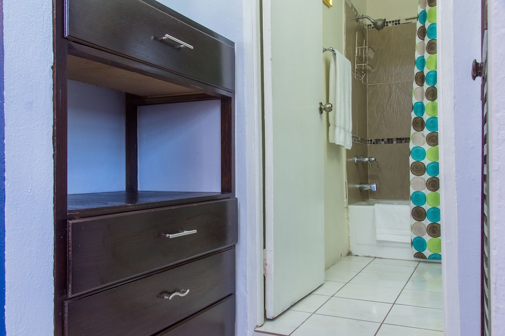 Oakland CE by Pro Homes Jamaica
