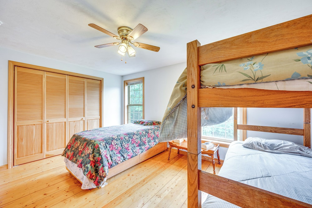 5 Mi to Jay Peak Resort: Cabin w/ Pond Access!