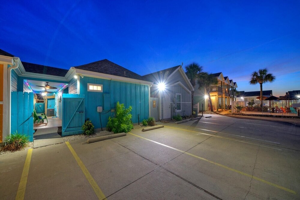 Coastal Vibe by Avantstay Sunset at the Pool and Playscape