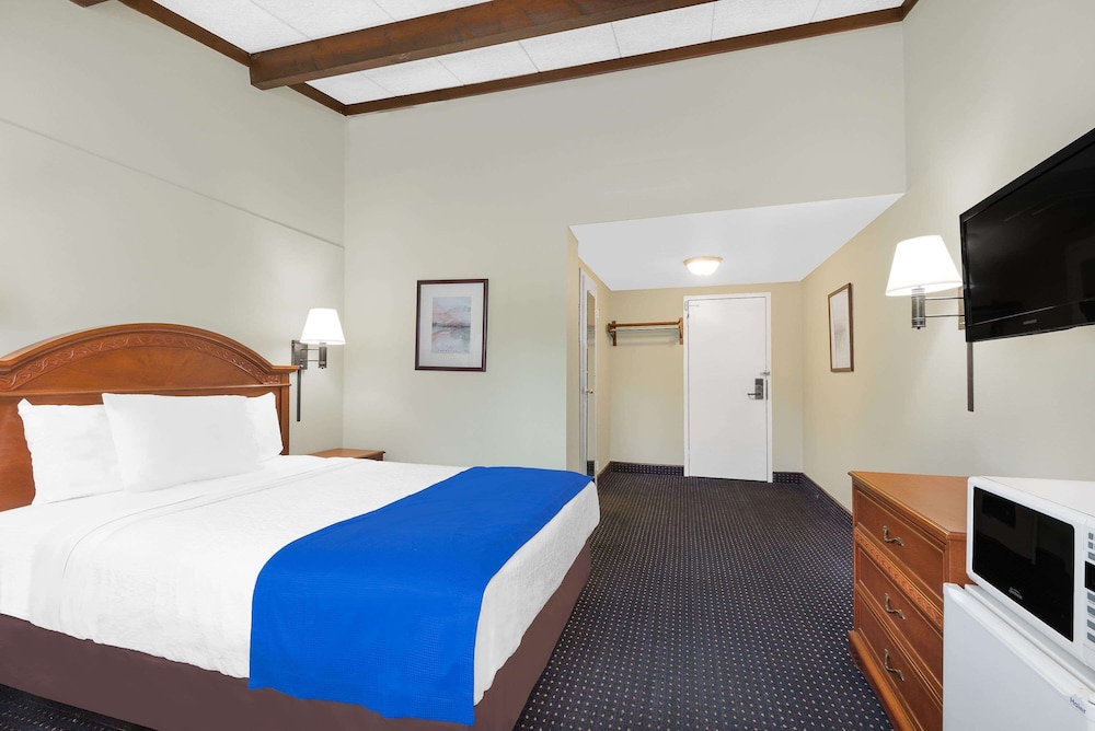 Travelodge by Wyndham Lima OH view 2