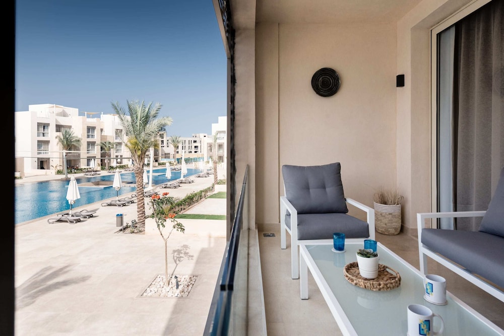 Xuru Stays I Exotic 1bdr w/ Outdoor Terrace Pool & Beach Access