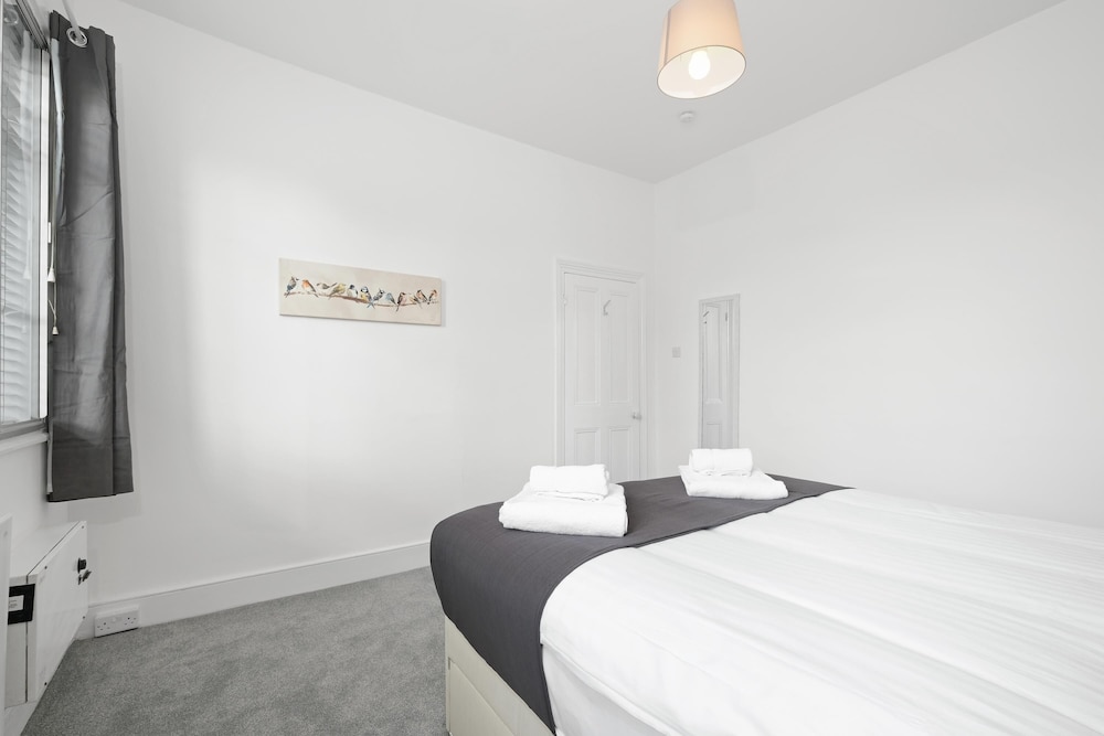 Heathrow Living Stanwell Serviced House