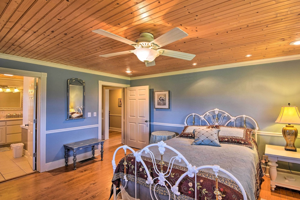 Serving Southern Charm at This Clarkesville House! view 3