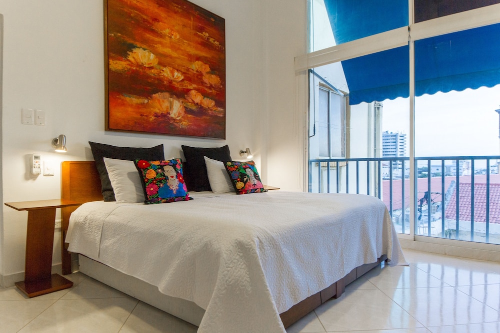 Old City Deluxe Condo By Nomad Guru view 3