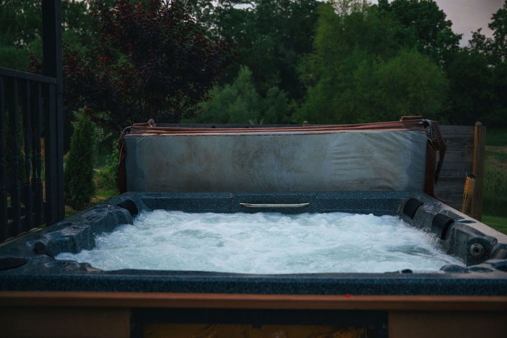 Farm Stay Hot tub Pond Nature Views Near Dwntwn