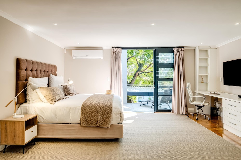 Camps Bay 4bed Villa w Pool Luxe on Central