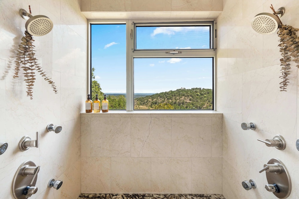 Luxury 4BR Hilltop Retreat Hot Tub & Scenic Views