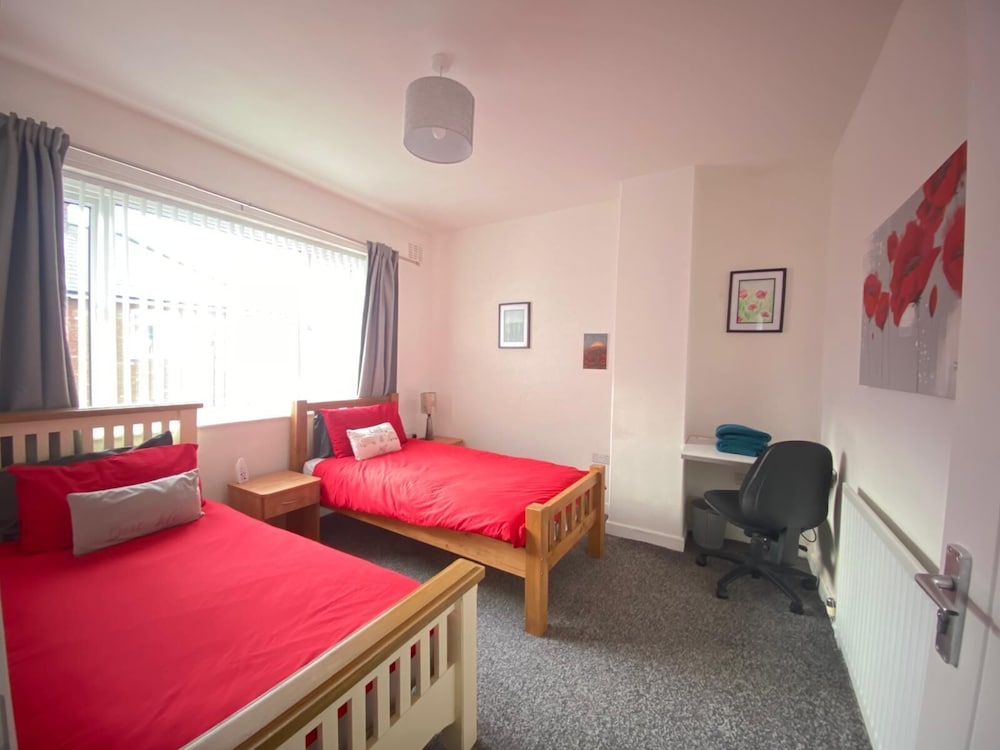 3 Bed House - Sleeps 5 - Wifi, Parking view 5
