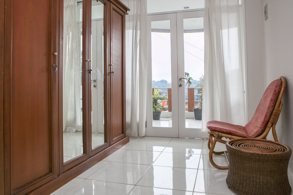 RedDoorz @ Bukit Dago