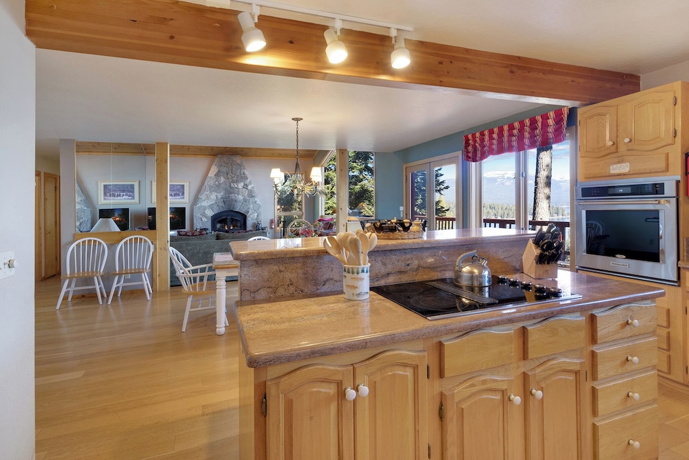 Lakeview Hideaway 3bdr for 8 w/ Private Hot Tub!