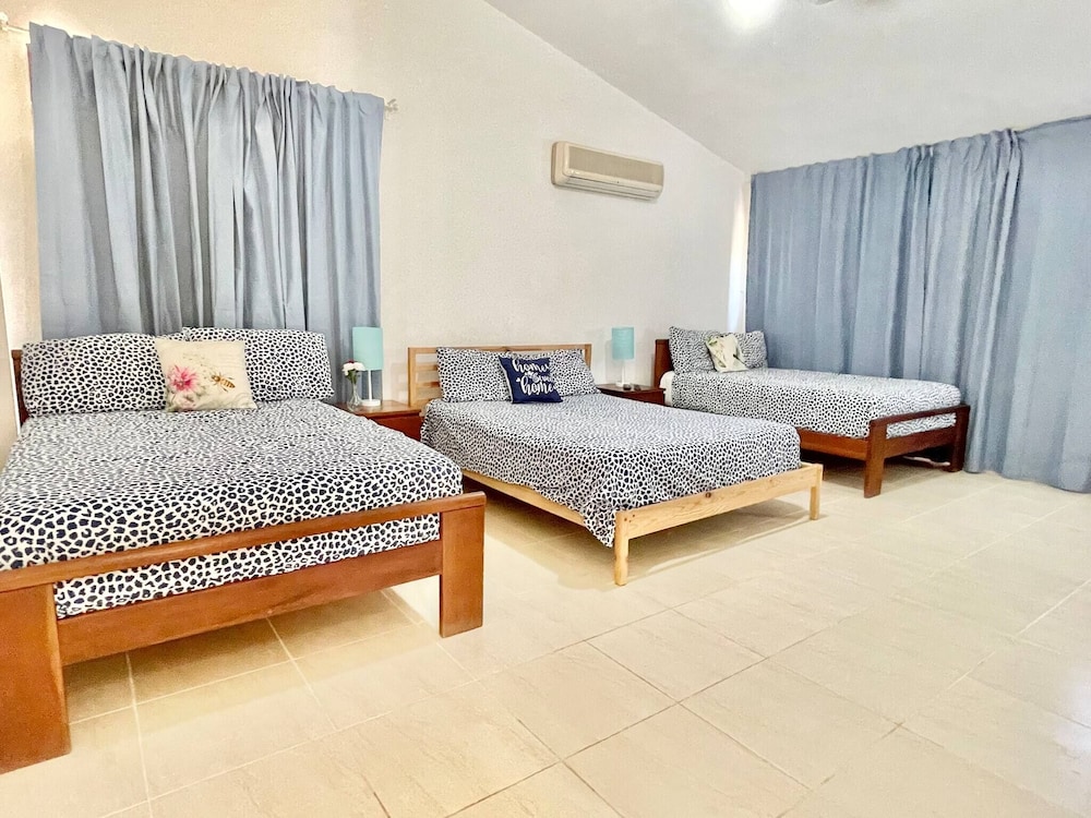 Spacious Trendy Villa At Metro Country Club view 2