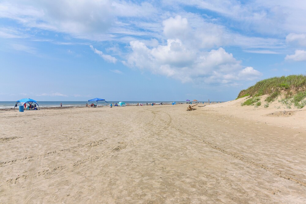 Walk to Beach: Galveston Family Getaway w/ Patio