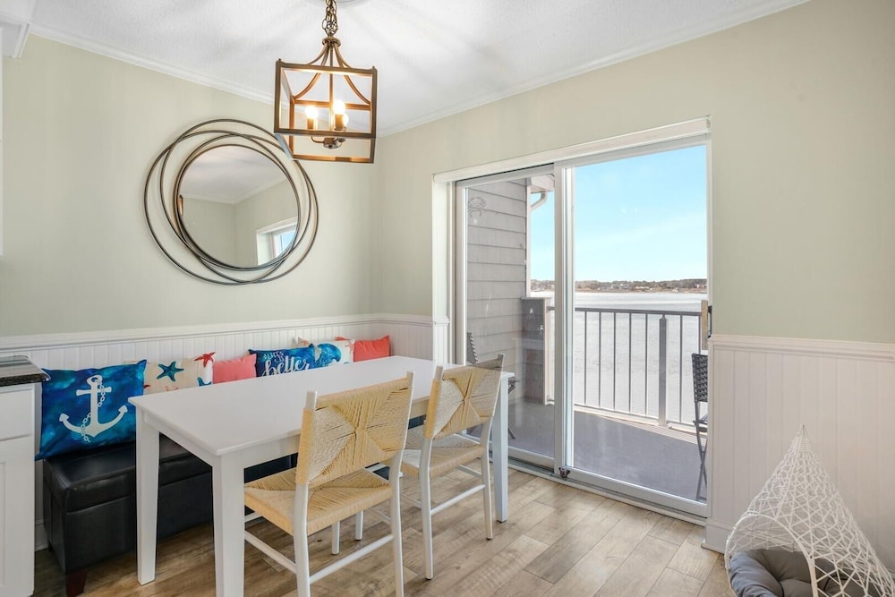 Harbour Island 402m 2 Bedroom Condo
