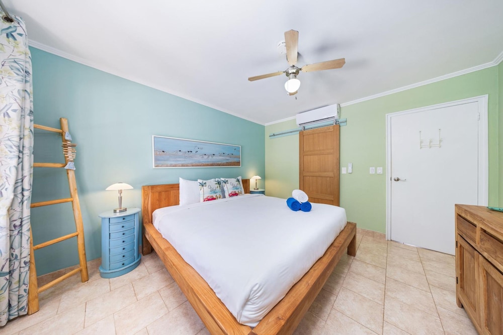 Charming Condo in Prime Location Wacamaya Condos