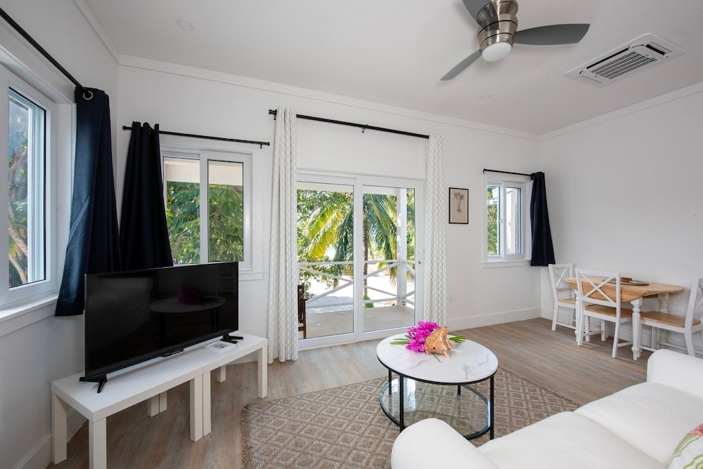 Laughing Bird Studio #7 - Brand New Stylish Apartment, Pool, Bea 1 Bedroom Condo, photo 57