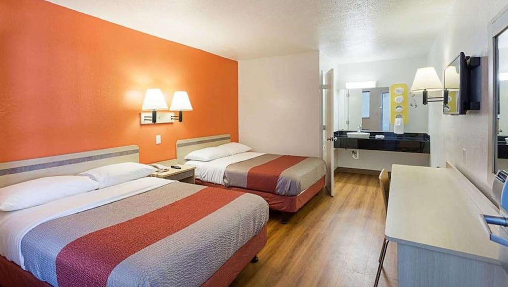 Super 6 Inn & Suites Baton Rouge