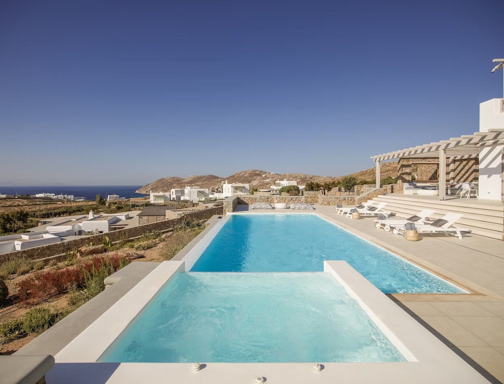 Nice Villa at Kalafatis Beach