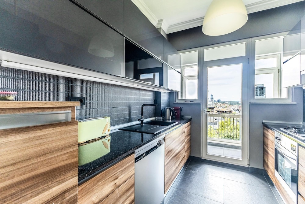 Chic Flat w Balcony 10 min to Zorlu Center
