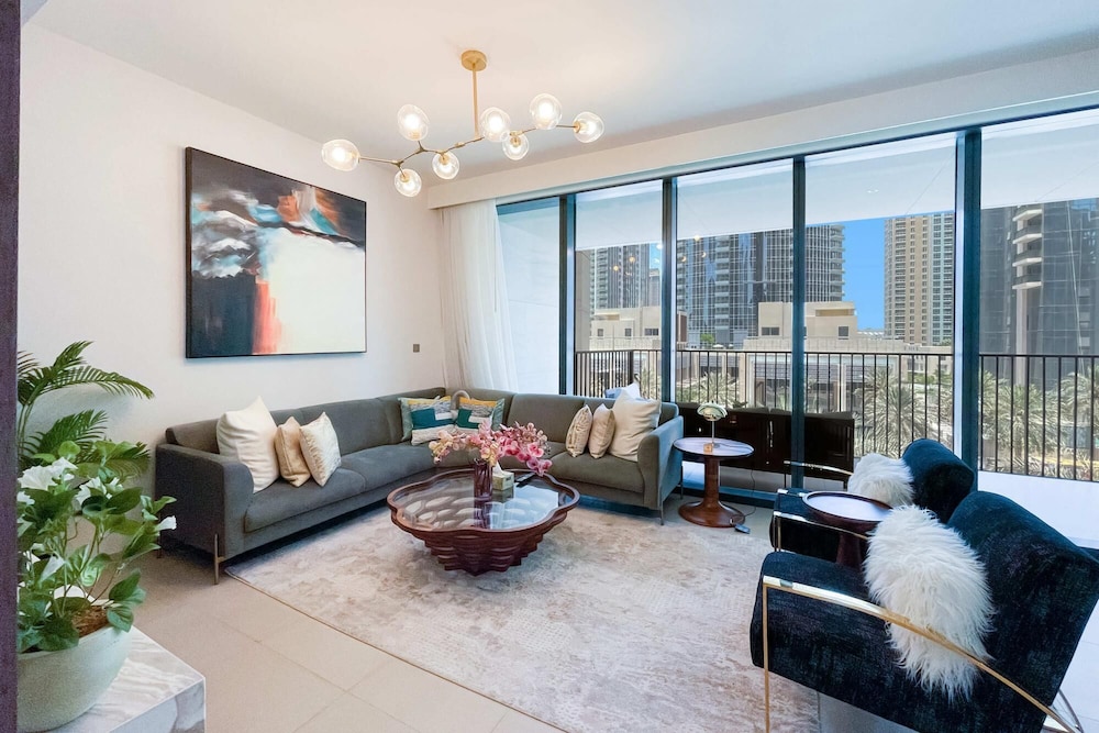 Lux 4BR Duplex in Blvd of Downtown