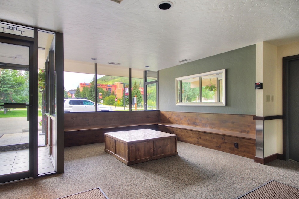 Comfortable Cozy Condo - Short Walk to American Eagle Lift - SH402 by RedAwning