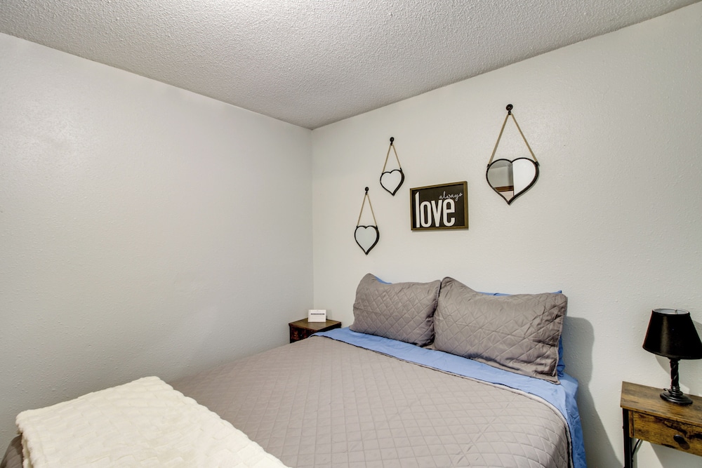 Near Lakes: Updated Family Home w/ Deck in Cushing