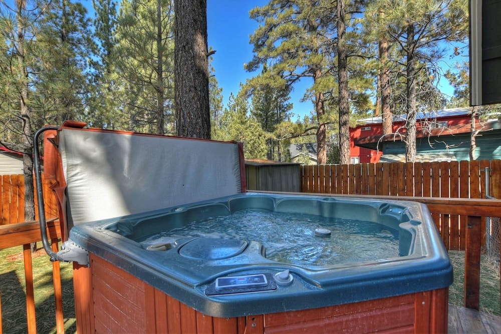 88 Acres Cottage in Big Bear w HotTub