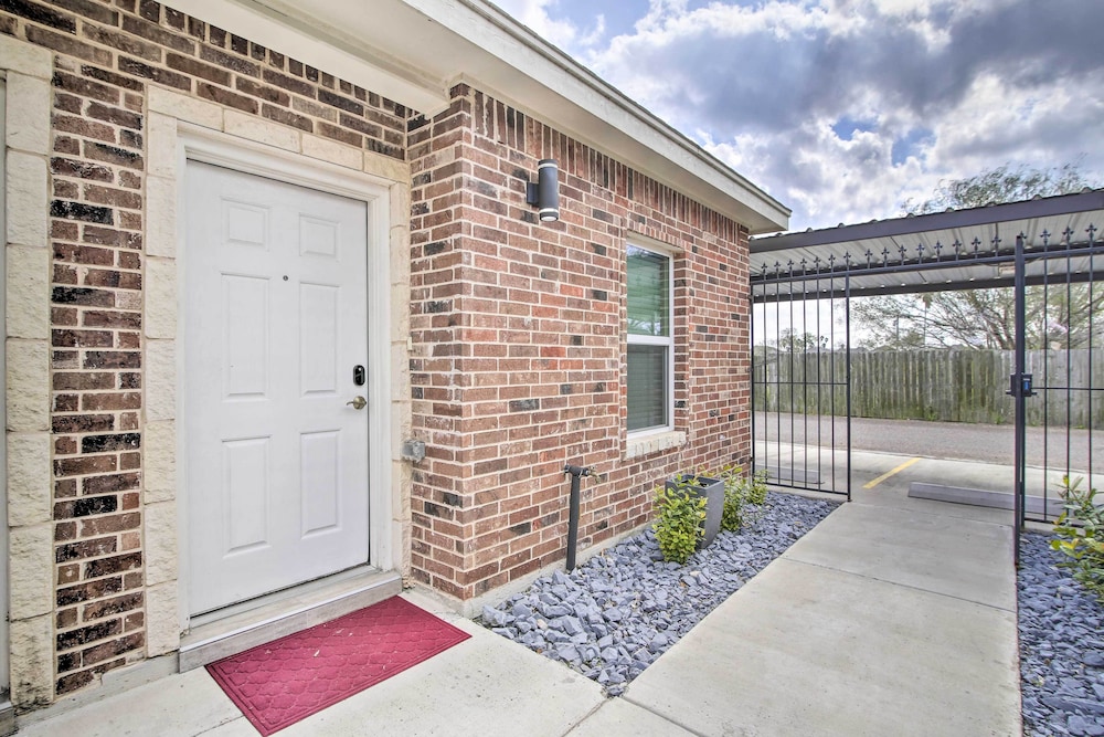 Charming Edinburg Apartment ~ 3 Mi to Dtwn! view 4