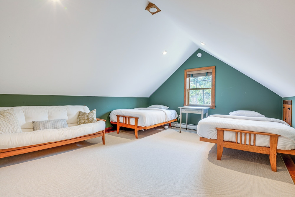 Deck & Fire Pit: All-season Wilmington Retreat